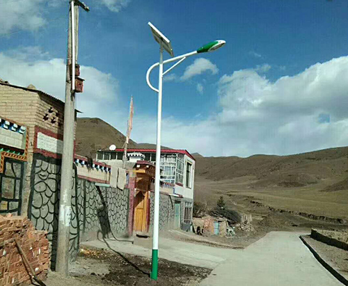 路灯杆的照明应该选用什么灯具 路灯杆的照明应该选用什么灯具